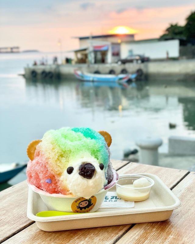 這家冰店超可愛，冰也很好吃喔。

八重山彩熊君太可愛了😍，必點！每個顏色的味道都不一樣。

富士山君是蘇打口味，上面的煉乳鹹鹹甜甜的我不愛😆。

最下面還有甜甜的果凍，很好吃！

在夕陽下吃冰還是頭一遭呢💕

#網美餐廳 #打卡景點 #冰品 #好拍景點 #淡水 #夏天吃冰